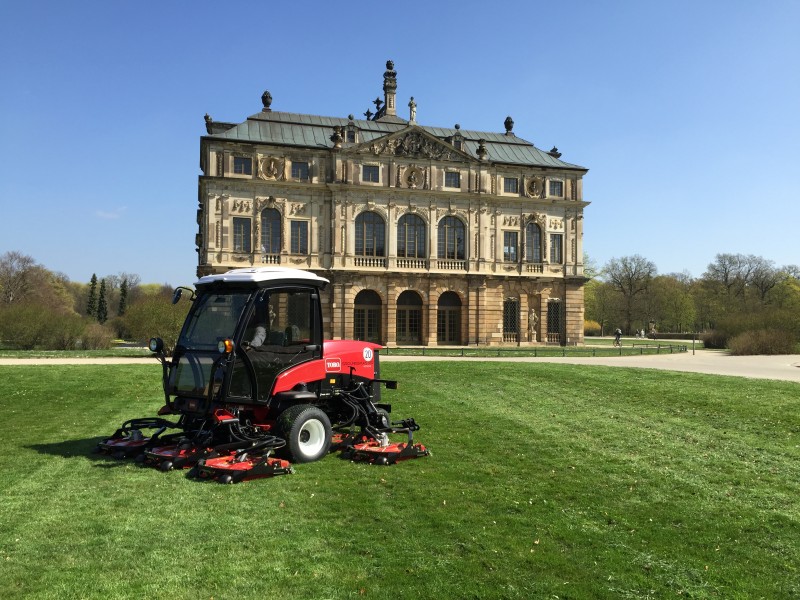 Toro Groundsmaster 4010-D am Palais im Großen Garten Dresden