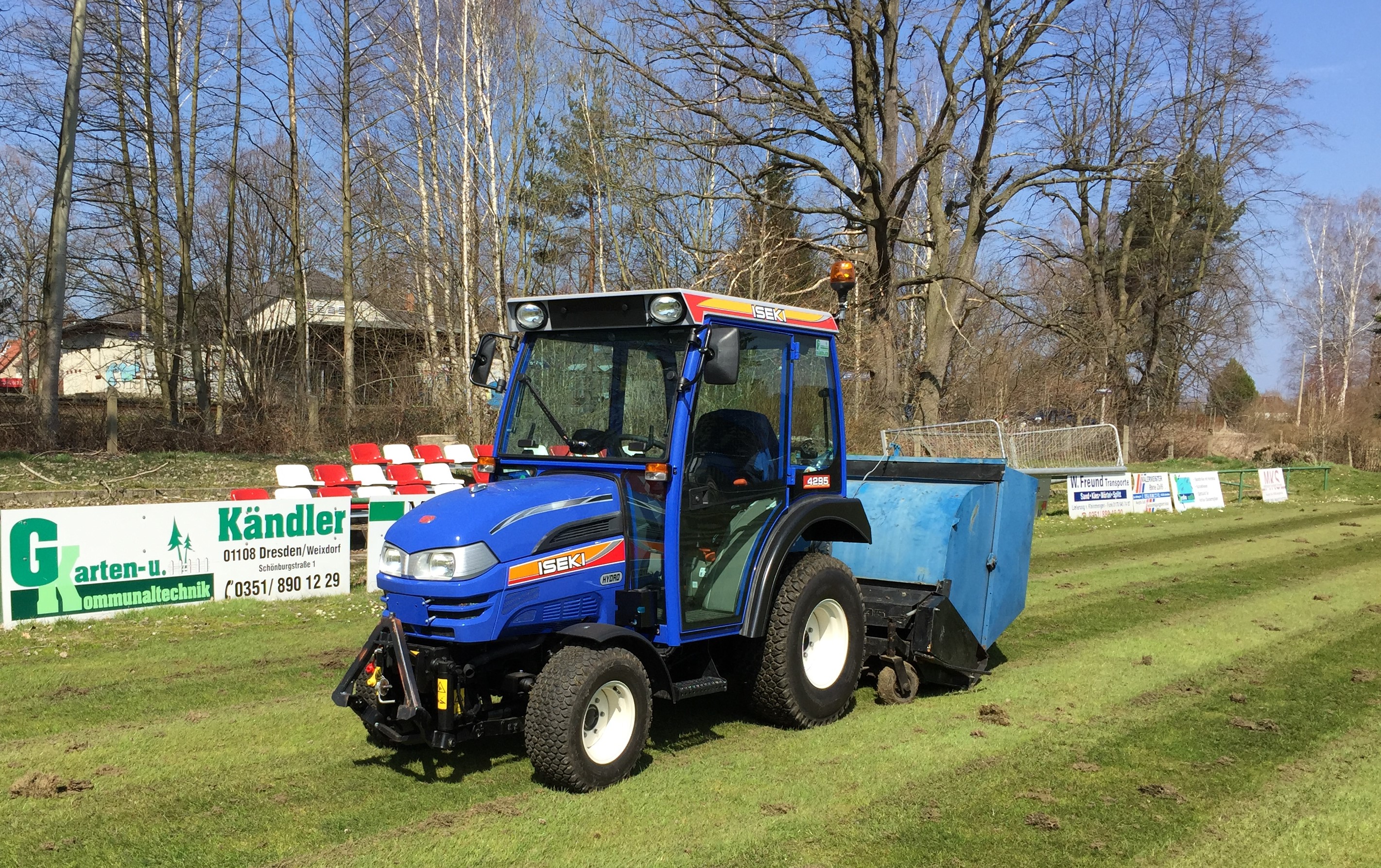 Schlepper mit Vertikutierer Mietgerät