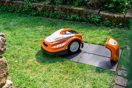 Mähroboter auf Rasenfläche